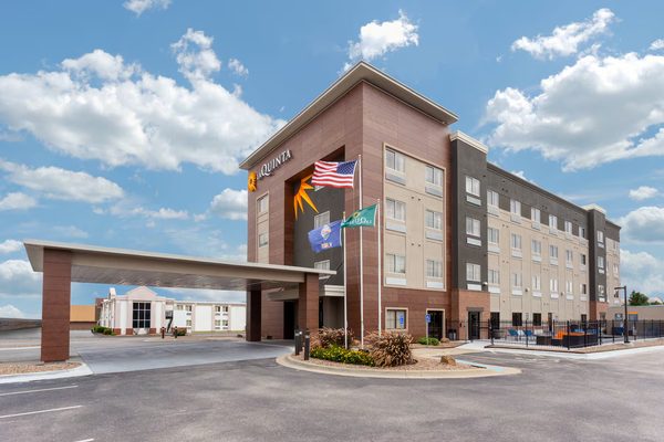 La Quinta Inn Suites by Wyndham Wichita Airport — Property