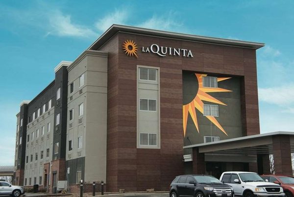 La Quinta Inn Suites by Wyndham Wichita Airport — Property