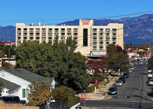 Lincoln Inn Los Angeles California — Property