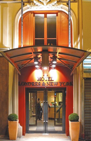 Londres et New York Hotel — Property