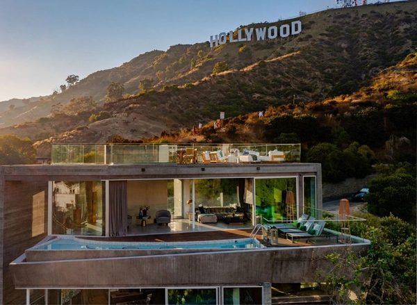 Mini Mansion in Hollywood Hills Los Angeles California — Property