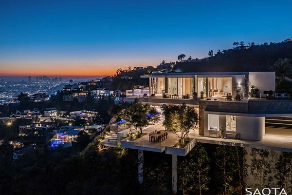 Mini Mansion in Hollywood Hills Los Angeles California — Property