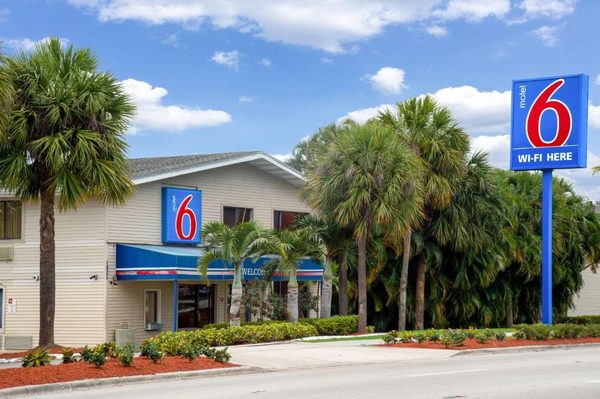 Motel 6 Fort Lauderdale FL — Property