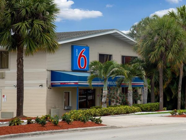 Motel 6 Fort Lauderdale FL — Property
