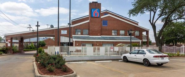 Motel 6 Houston TX 249 Willowbrook — Property