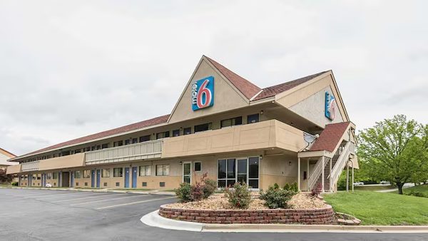 Motel 6 Kansas City — Property
