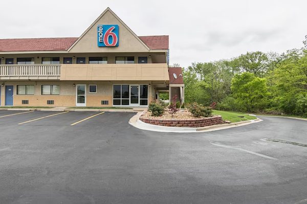 Motel 6 Kansas City — Property