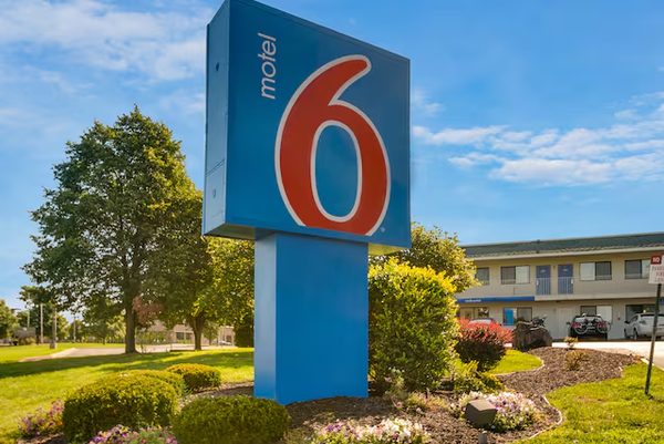 Motel 6 Kansas City — Property