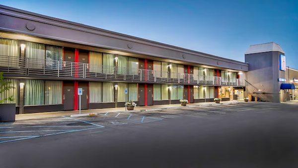 Motel 6 Louisville KY Airport Fair Expo — Property
