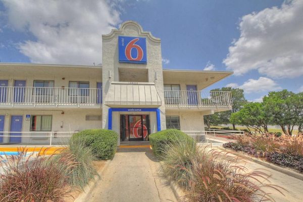 Motel 6 San Antonio TX Six Flags Fiesta TX LA Cantera Area — Property