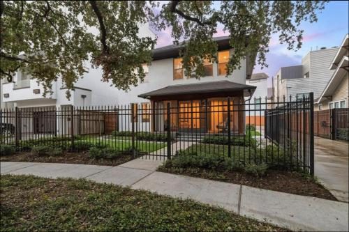 MyCrib Houston Hostel — Property
