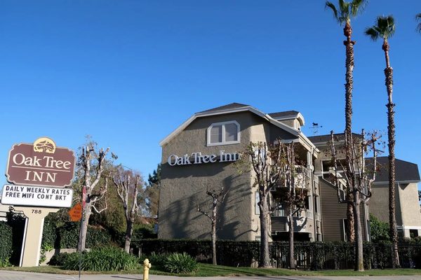 Oak Tree Inn Los Angeles California — Property