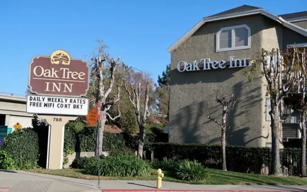 Oak Tree Inn Los Angeles California — Property