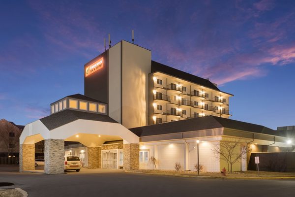 Orangewood Inn Suites Kansas City Airport Kansas City Missouri — Property
