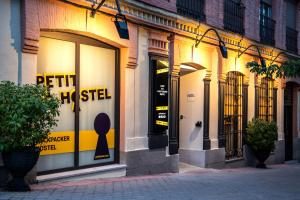 Petit Hostel La Latina — Property