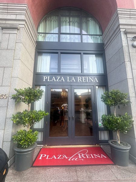 Plaza La Reina Los Angeles California — Property