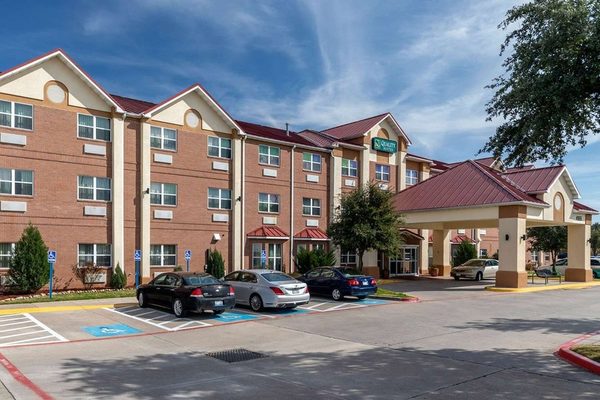 Quality Suites Addison Dallas — Property