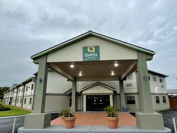 Quality Suites Houston Hobby Airport — Property