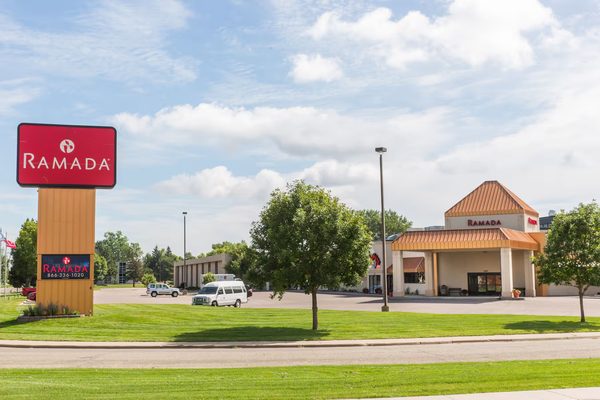 Ramada by Wyndham Sioux Falls Airport Waterpark Event Ctr Sioux Falls South Dakota — Property