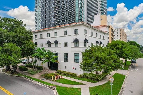 Roami At The Palace Miami Florida — Property