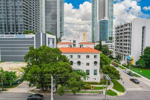 Roami At The Palace Miami Florida — Property