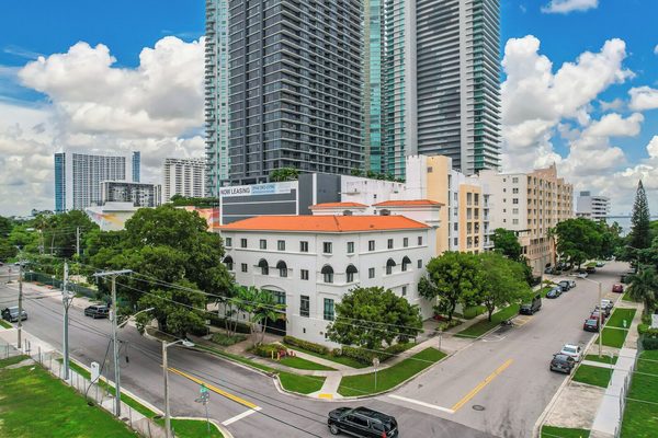 Roami At The Palace Miami Florida — Property