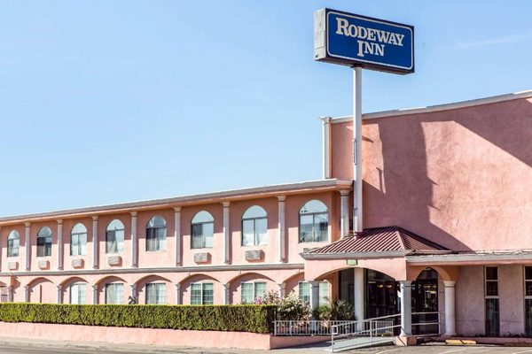 Rodeway Inn Near Melrose Ave Los Angeles California — Property