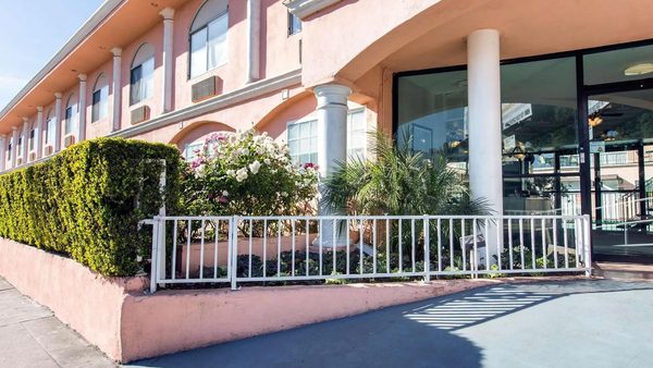 Rodeway Inn Near Melrose Ave Los Angeles California — Property