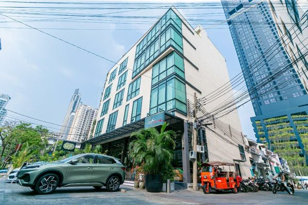 Sacha s Hotel Uno — Property