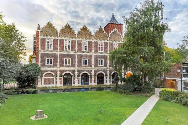 Safestay London Kensington Holland Park — Property