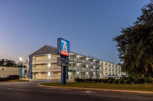 Studio 6 Extended Stay Savannah GA — Property