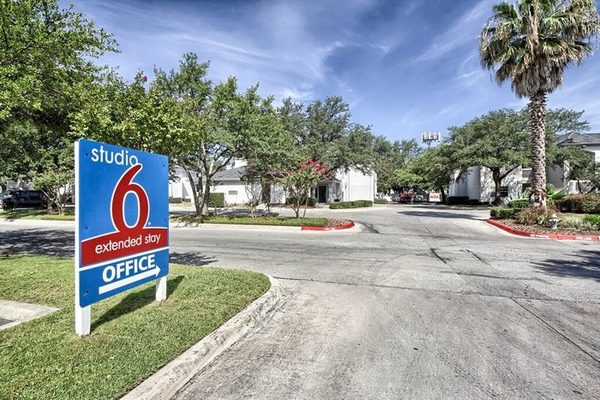 Studio 6 San Antonio Medical Center — Property