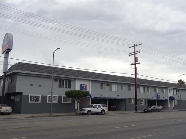 Studio Inn Van Nuys Los Angeles California — Property
