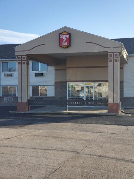Super 7 Inn — Property