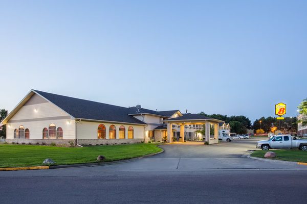 Super 8 by Wyndham Brookings — Property