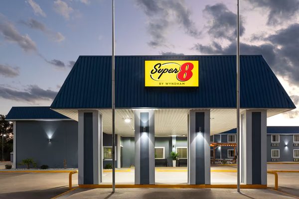 Super 8 by Wyndham Buffalo — Property