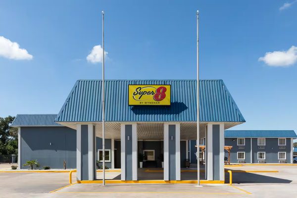 Super 8 by Wyndham Buffalo — Property