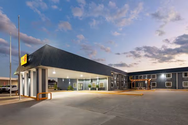 Super 8 by Wyndham Buffalo — Property
