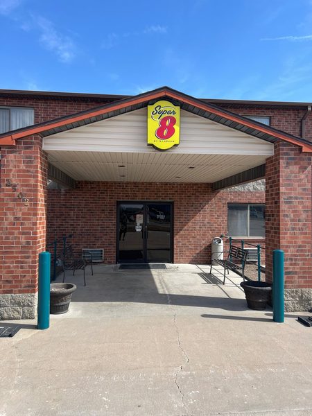 Super 8 by Wyndham Chanute — Property