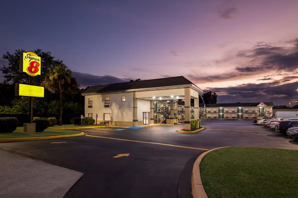 Super 8 by Wyndham Columbia — Property
