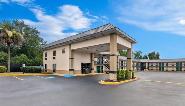 Super 8 by Wyndham Columbia — Property