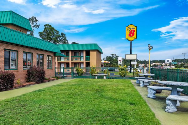 Super 8 by Wyndham Columbia Ft Jackson SC — Property