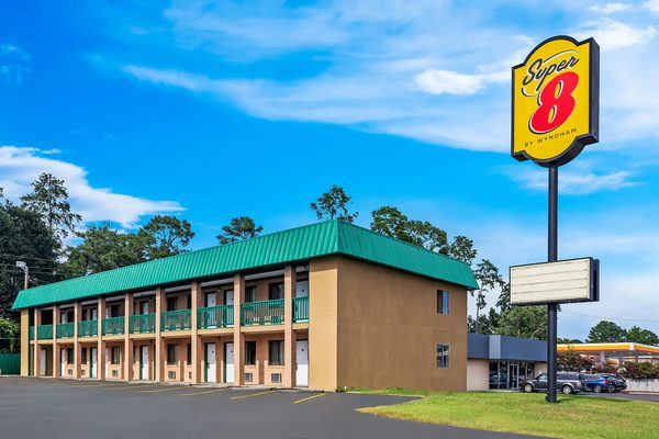 Super 8 by Wyndham Columbia Ft Jackson SC — Property