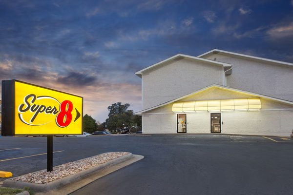 Super 8 By Wyndham Columbus — Property
