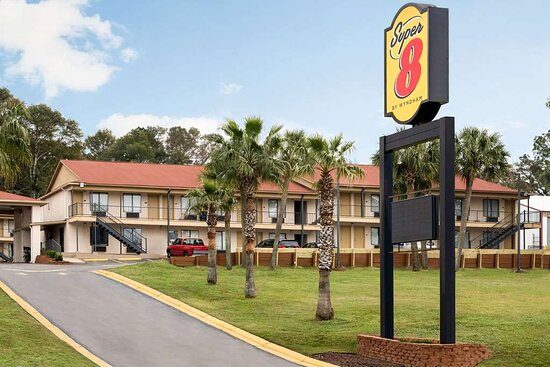 Super 8 by Wyndham Crestview — Property