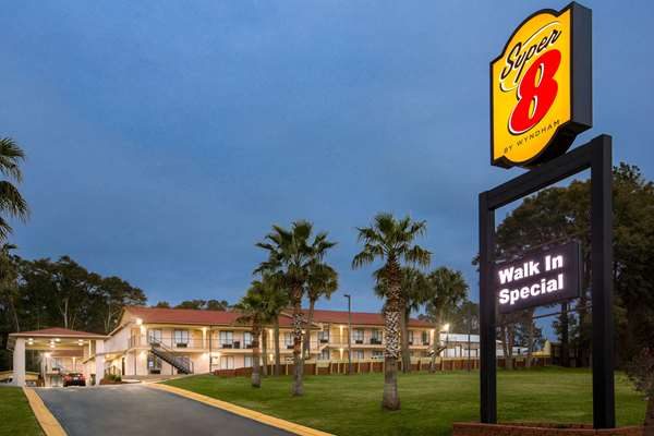 Super 8 by Wyndham Crestview — Property