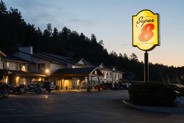Super 8 by Wyndham Custer Crazy Horse Area — Property