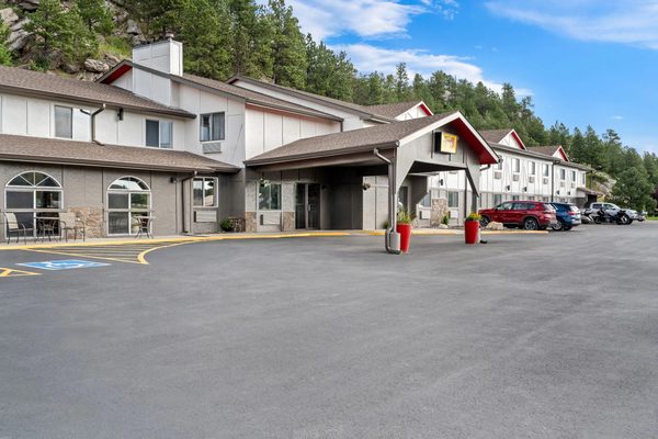 Super 8 by Wyndham Custer Crazy Horse Area — Property