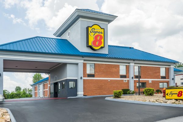 Super 8 by Wyndham Dandridge — Property