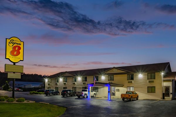 Super 8 by Wyndham Decorah — Property